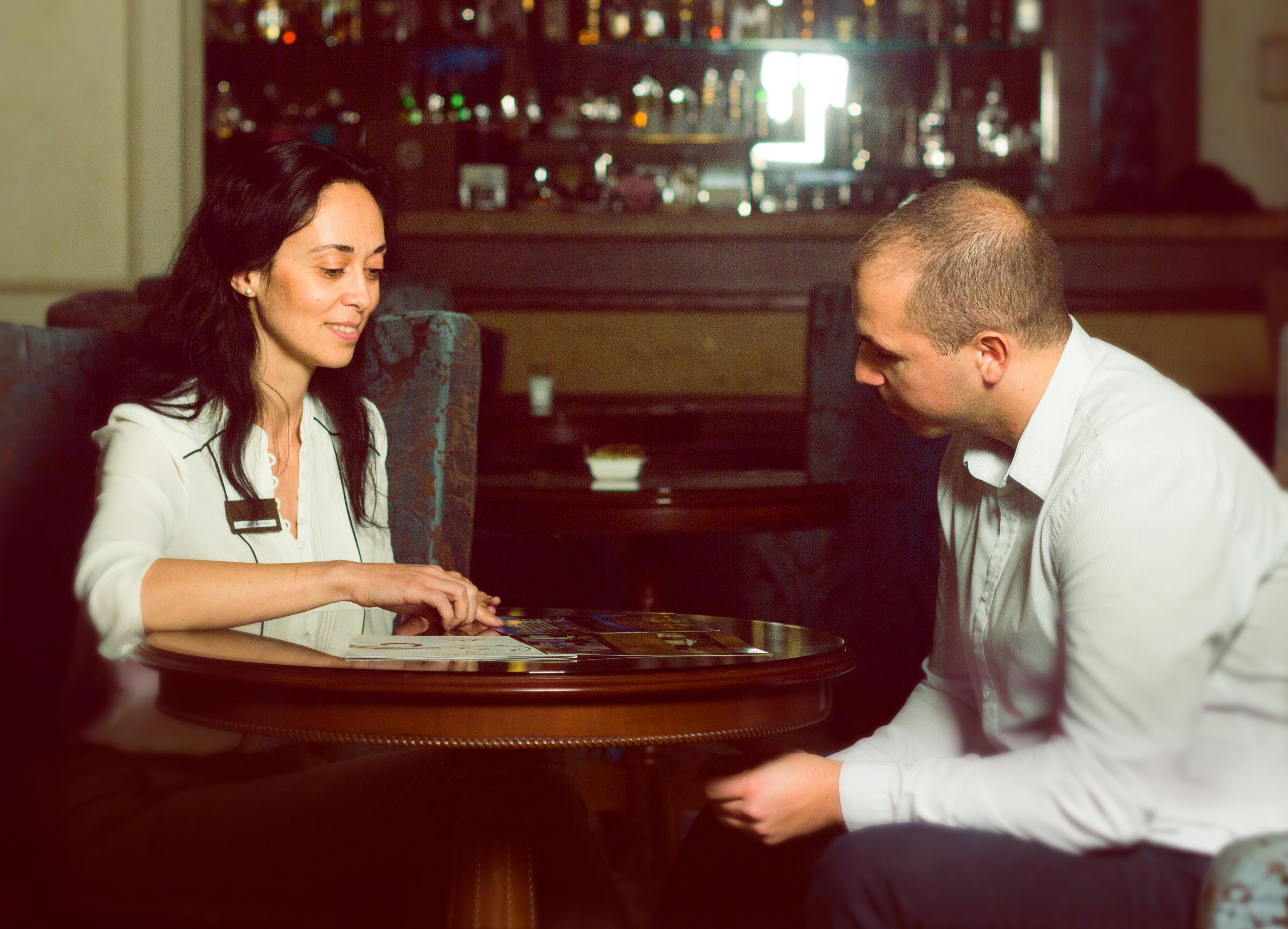 Primoretz Grand Hotel & Spa Burgas Esterno foto A female doctor with a male patient